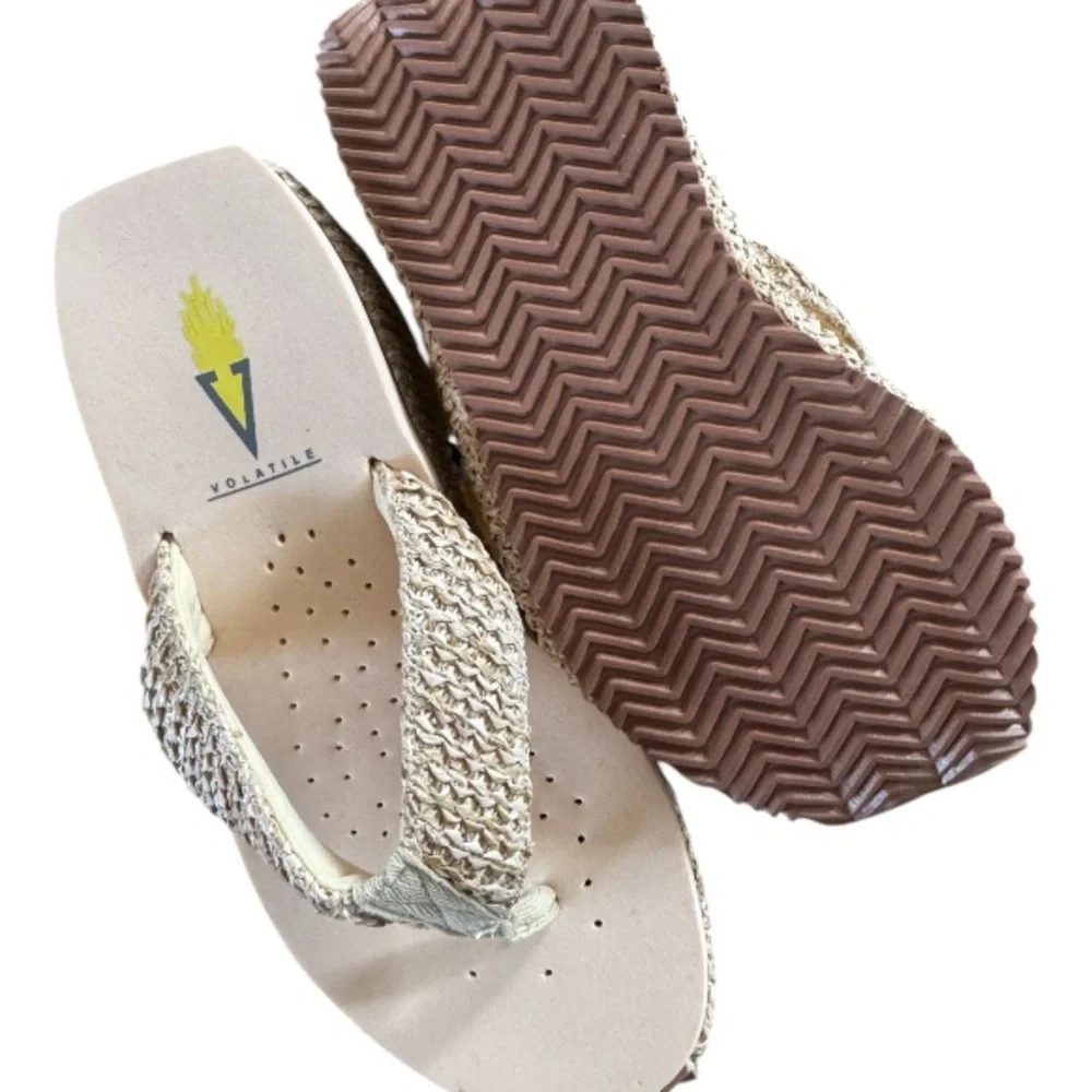 Volatile brand tan and natural straw wedge woman flip flop, size 6. Never worn! - Picture 2 of 2